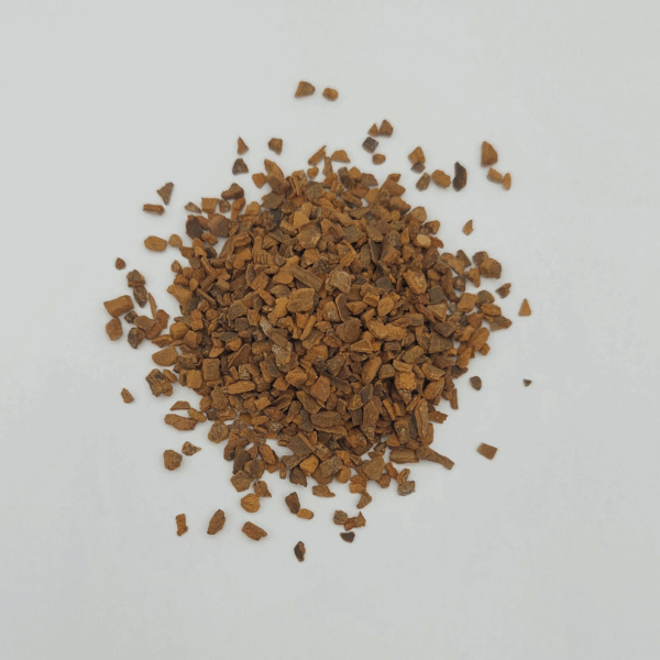 Zimtrinde Cassia geschnitten auf einem weissen Blatt Papier