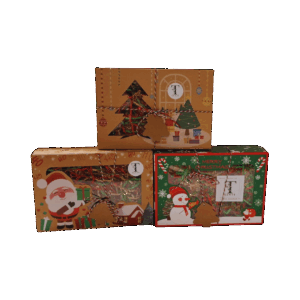 Verschiedene Weihnachtsboxen aufeinander mit drei Teesorten