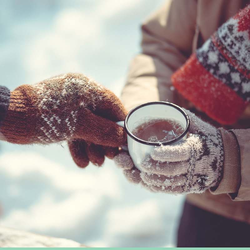 Winterpunsch mit Glühweingewürz hergestellt. Tee mit Freunden in der Weihnachtszeit geniessen.