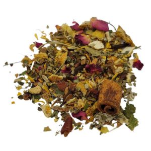 Naturklang Kräutertee Teemischung Zutaten auf weissem Hintergrund.