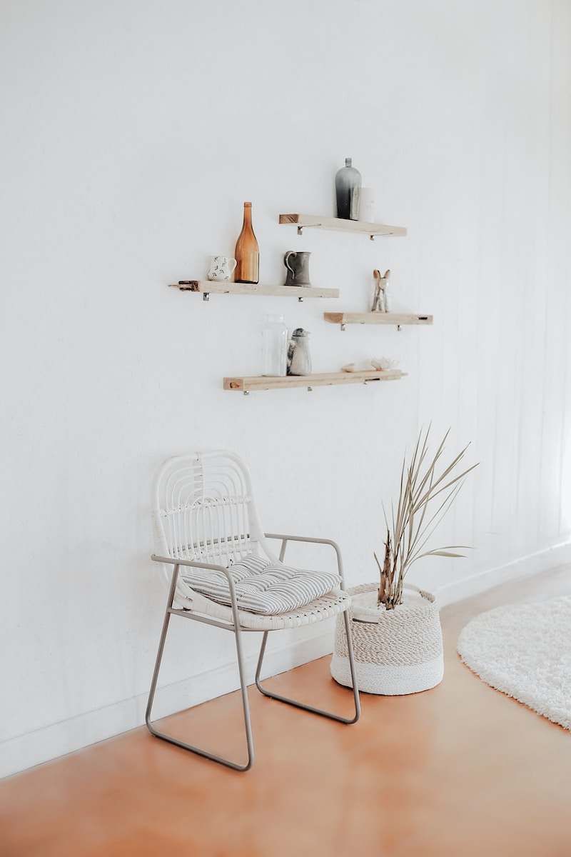 gray padded chair Rauminszenierung Raumduft