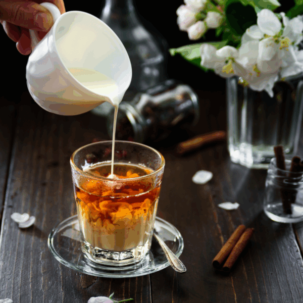 English Breakfast Tea mit Milch im Glas
