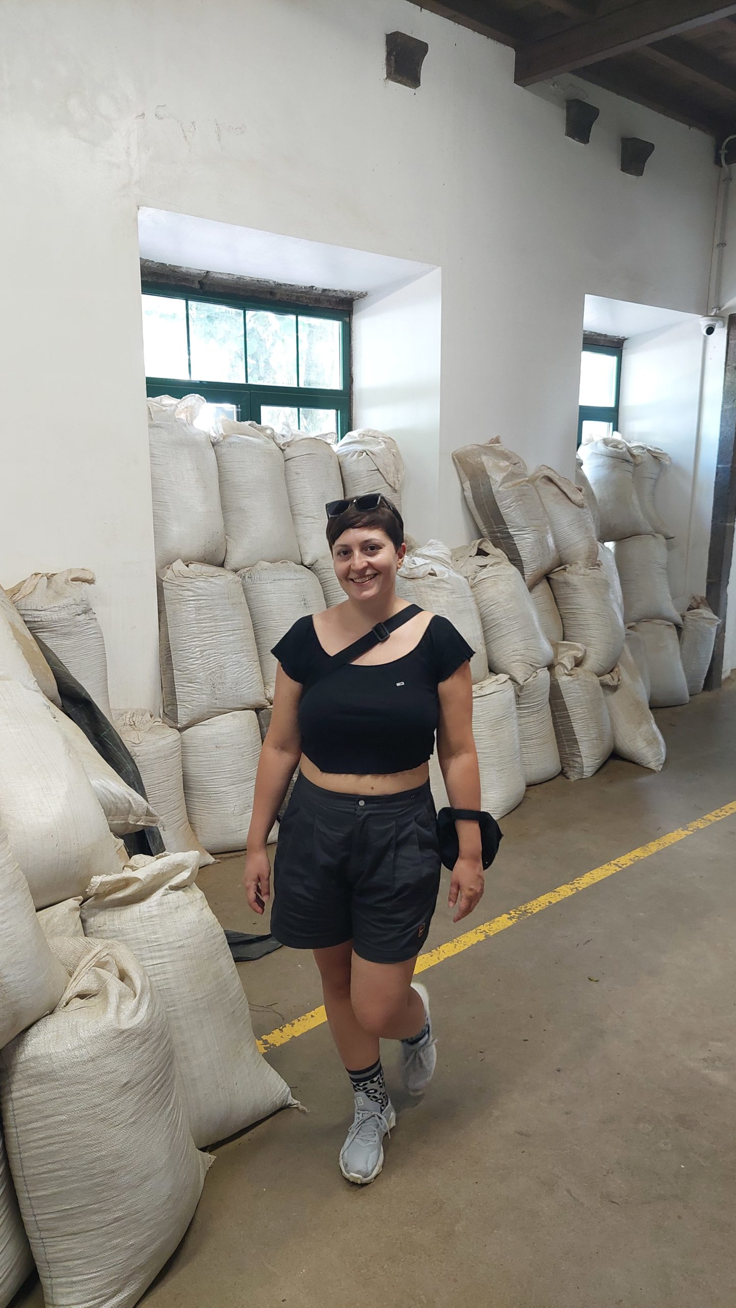 Romina in visita alla piantagione di tè Chá Gorreana