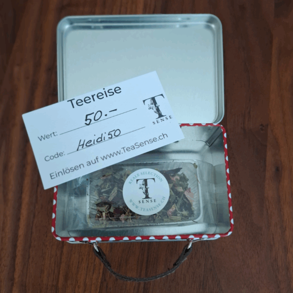 Geschenk Koffer Mini mit Tee Gutschein auf Holztisch